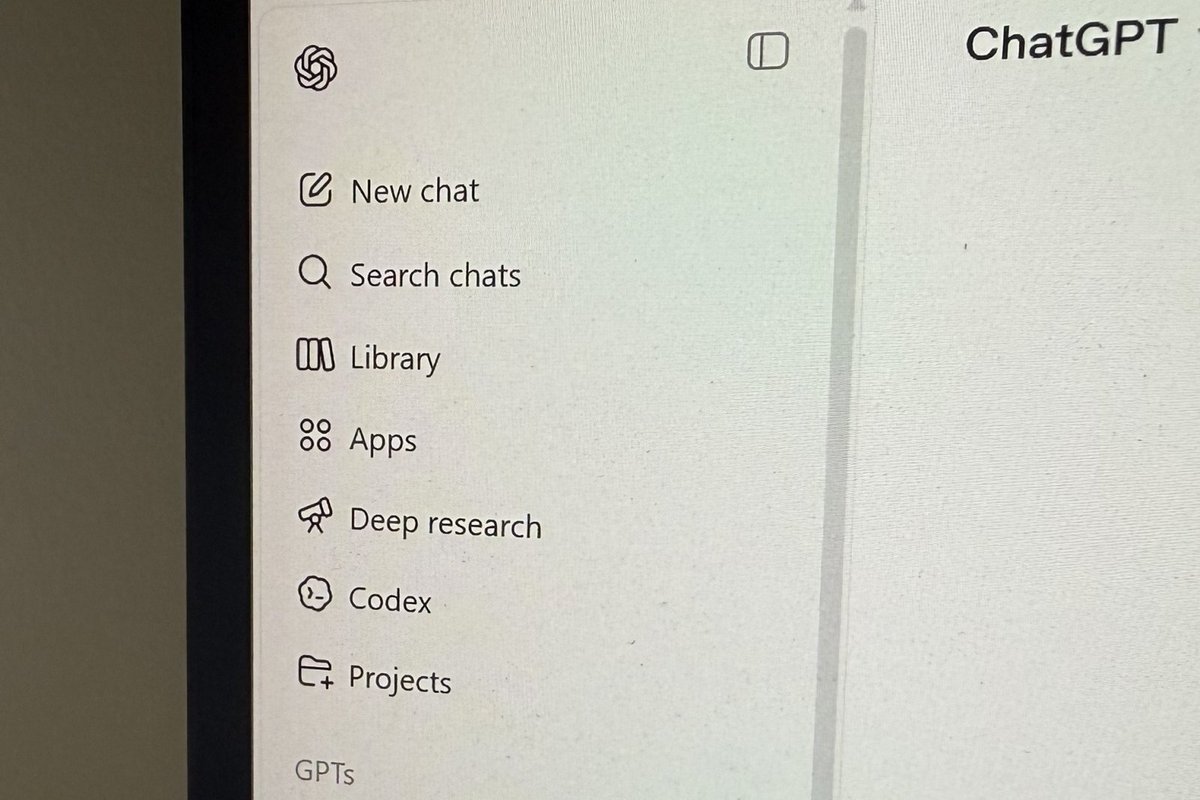 ChatGPT 网页版侧边栏，「Library（文件库）」位于「搜索聊天」下方（屏幕翻拍图，英文界面）