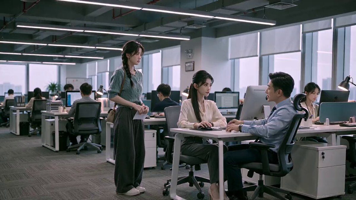 seedance 提示词：AI 短剧职场请假戏（双人参考图 · 三镜头普通话台词）